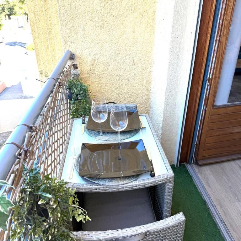 Appartement bord de mer tout équipé 4 personnes ,1 lit double et 1 lit superposé, accès direct plage, climatisation, parking privé gratuit - Appartement 2 Chambres - 17