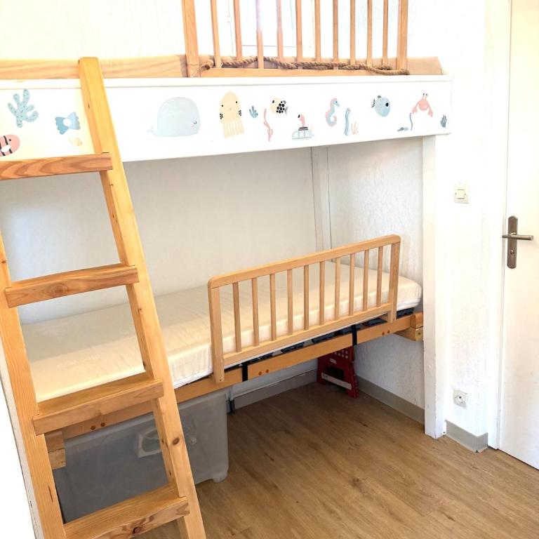 Appartement bord de mer tout équipé 4 personnes ,1 lit double et 1 lit superposé, accès direct plage, climatisation, parking privé gratuit - Appartement 2 Chambres - 16