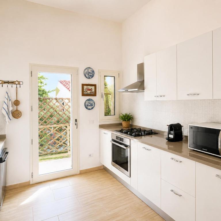 Villa with garden, beach 100 meters away, BBQ and AC - Two-Bedroom Apartment - 7