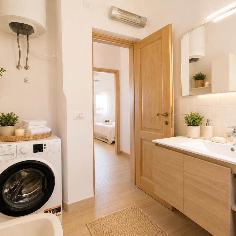 Villa with garden, beach 100 meters away, BBQ and AC - Two-Bedroom Apartment - 8