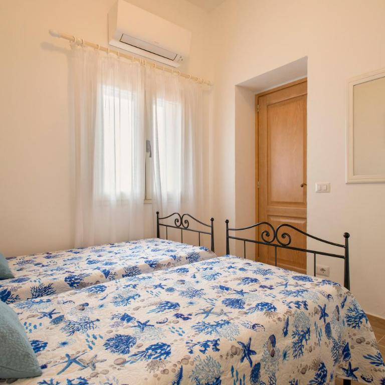 Villa with garden, beach 100 meters away, BBQ and AC - Two-Bedroom Apartment - 29