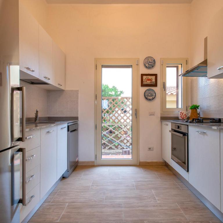 Villa with garden, beach 100 meters away, BBQ and AC - Two-Bedroom Apartment - 27