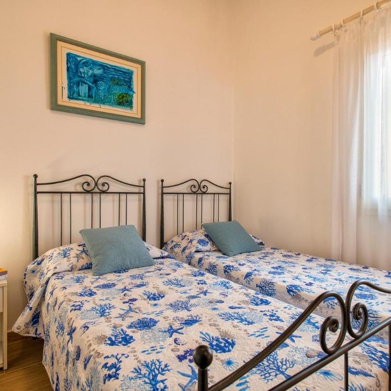 Villa with garden, beach 100 meters away, BBQ and AC - Two-Bedroom Apartment - 26