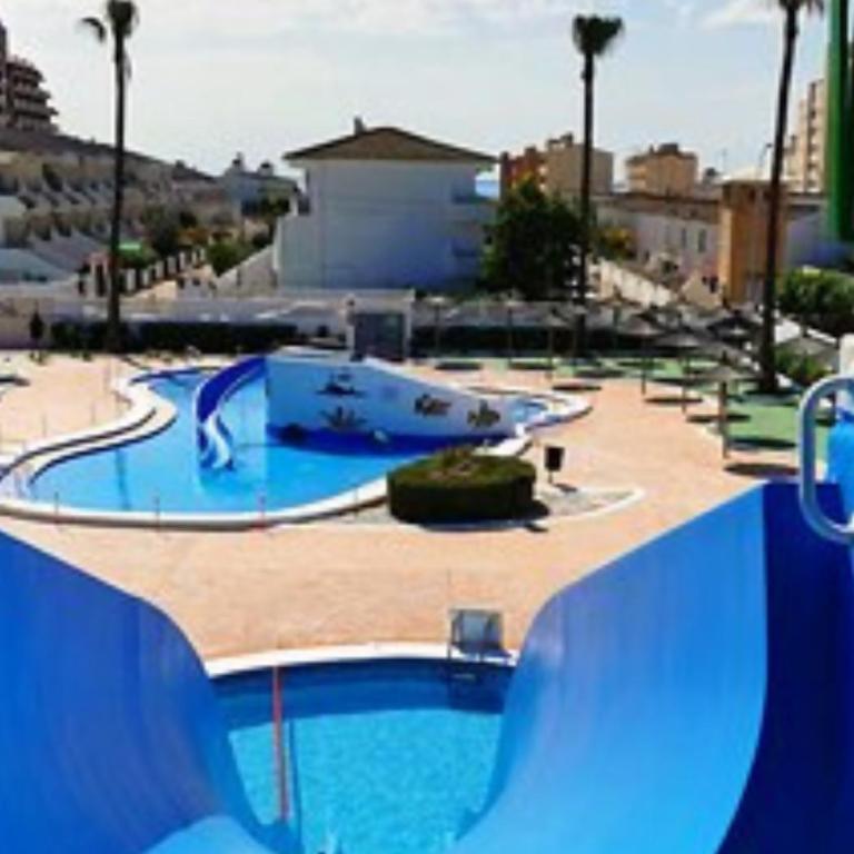 Adosado con Jardín, Parking y Toboganes Acuáticos - Casa de 3 dormitorios - 32