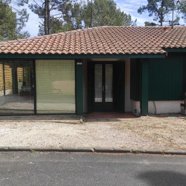 Maison avec petit jardin et piscine partagée - Maison de Vacances - 13