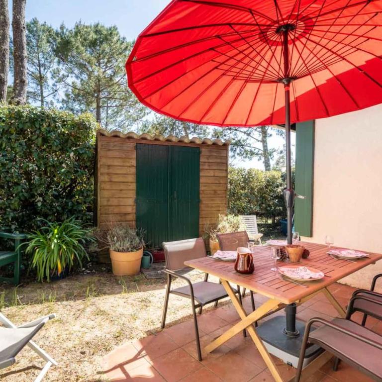 Maison avec petit jardin et piscine partagée - Maison de Vacances - 25