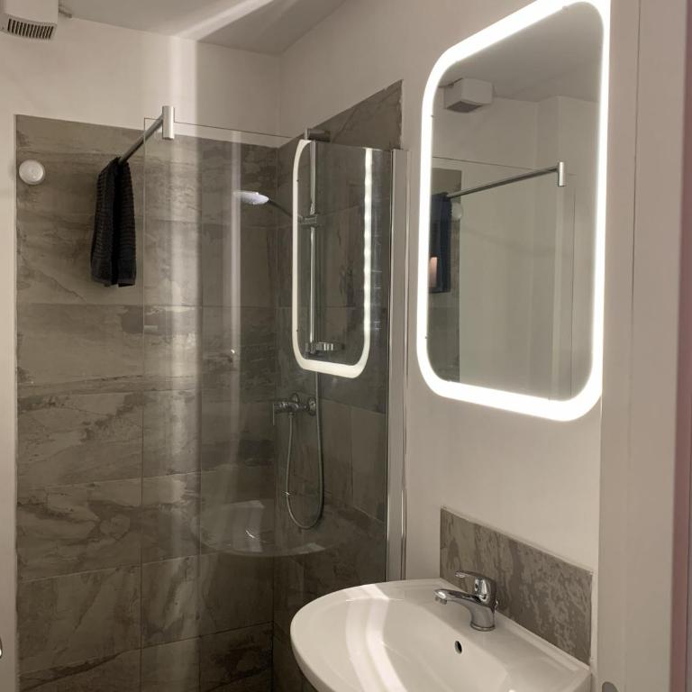 Spacious Suite - 5 min walk to Piazza del Campo - Camera Matrimoniale con Bagno Privato - 10