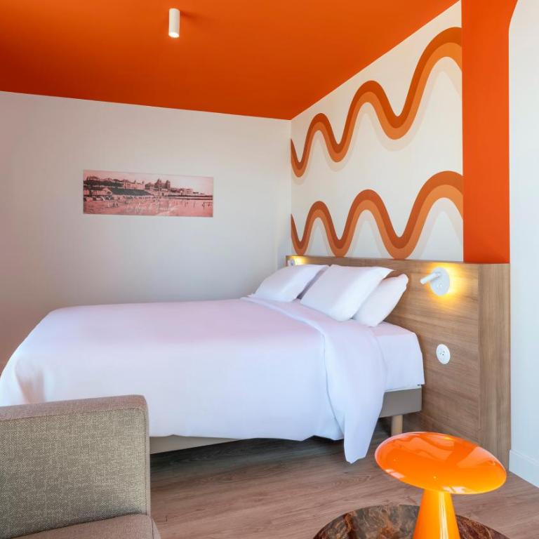 Kyriad - Royan Plage - Superior Triple Room - 1 Queen Bed 1 Sofa Bed - Terrace - 2