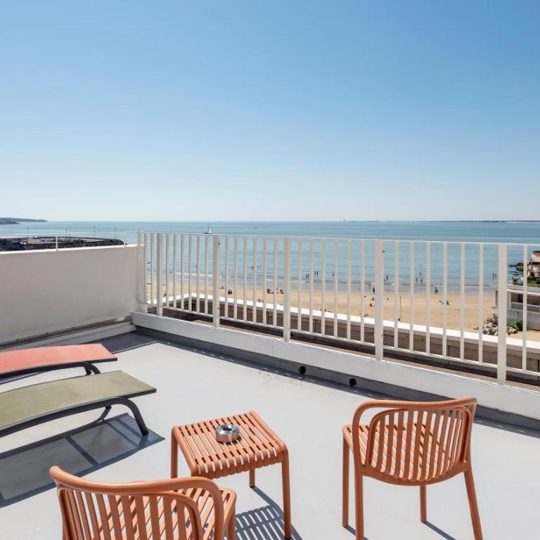 Kyriad - Royan Plage - Superior Triple Room - 1 Queen Bed 1 Sofa Bed - Terrace - 3