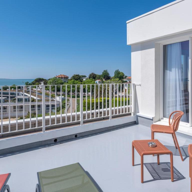 Kyriad - Royan Plage - Superior Triple Room - 1 Queen Bed 1 Sofa Bed - Terrace - 4
