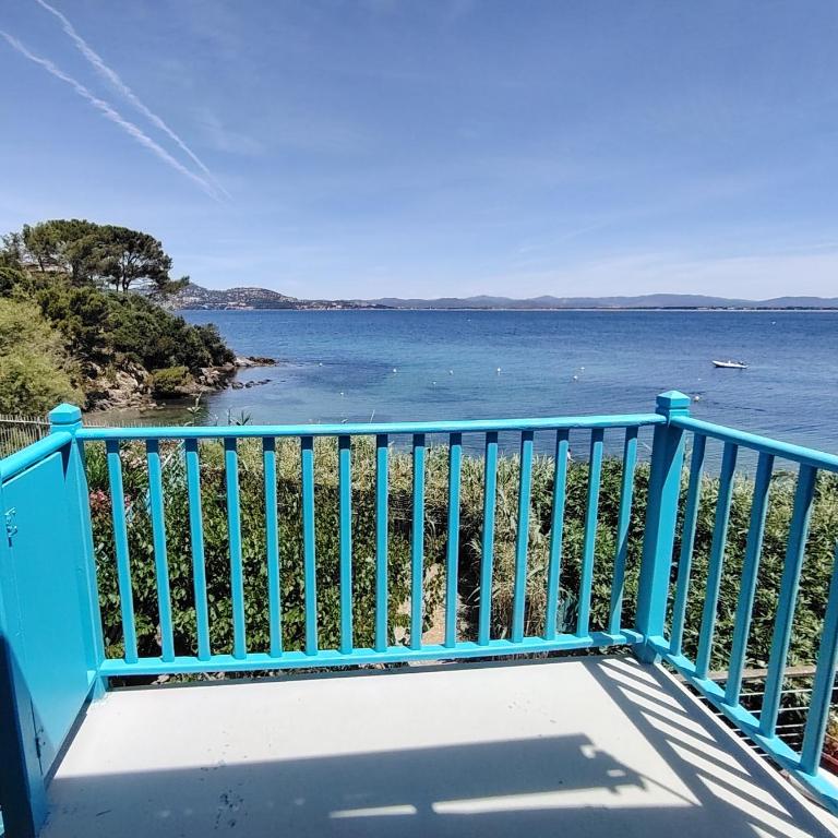 Appartement Front de Mer - Vue Mer Exceptionnelle, les Pieds dans l'Eau à La Madrague, Presqu'île de Giens - Apartment mit 1 Schlafzimmer - 1