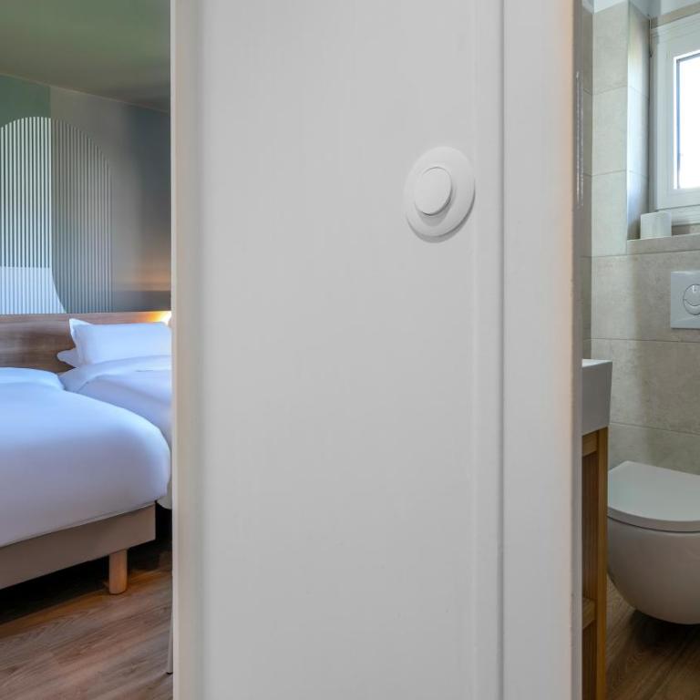 Kyriad - Royan Plage - Chambre Standard - 2 Lits Simples - 3