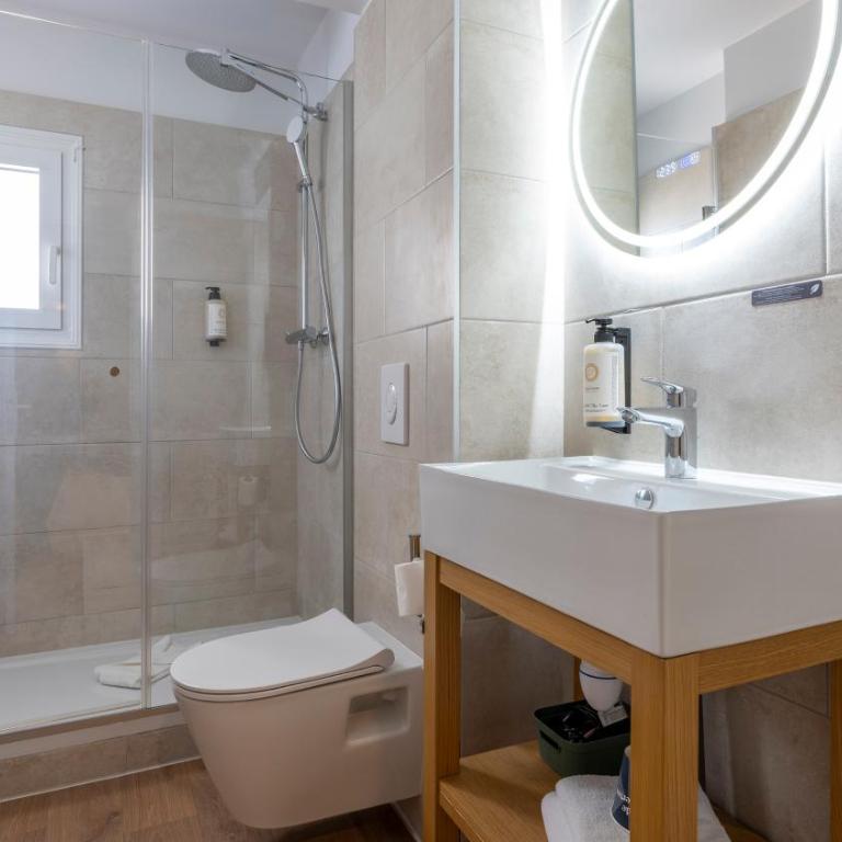 Kyriad - Royan Plage - Superior Triple Room - 1 Queen Bed 1 Sofa Bed - Sea View - 4