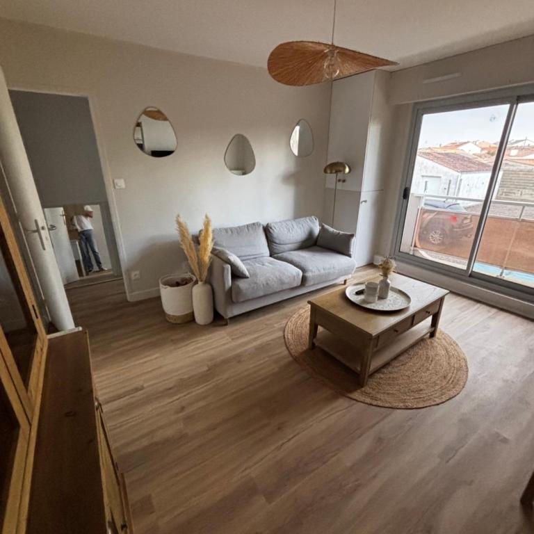 Mathis - One-Bedroom Apartment - 2