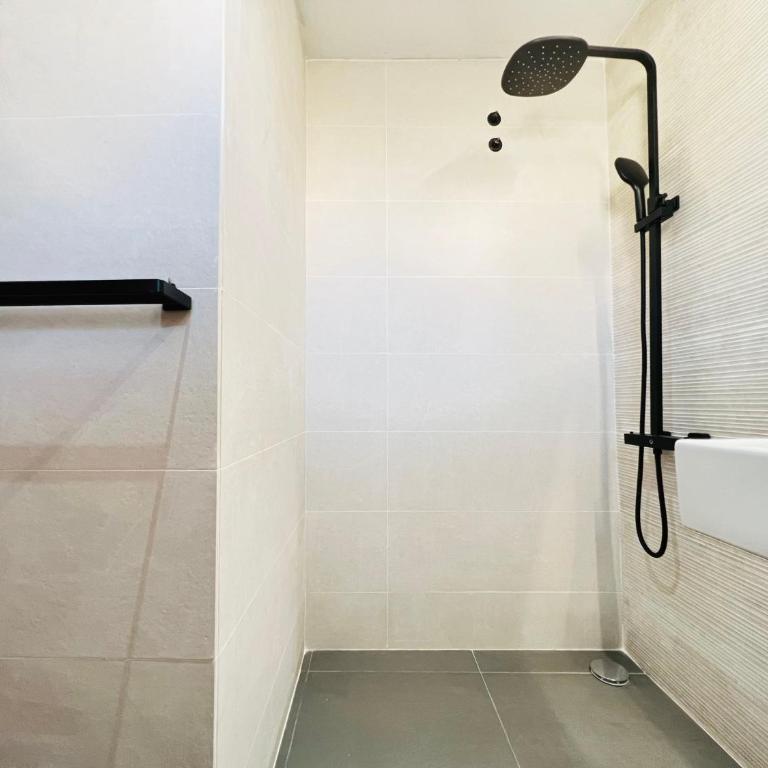 Apartamento reformado con terraza vistas al mar y a las piscinas de Magic World garaje y piscina frente a Balneario Aire acondicionadowifi - Appartement 2 Chambres - 24