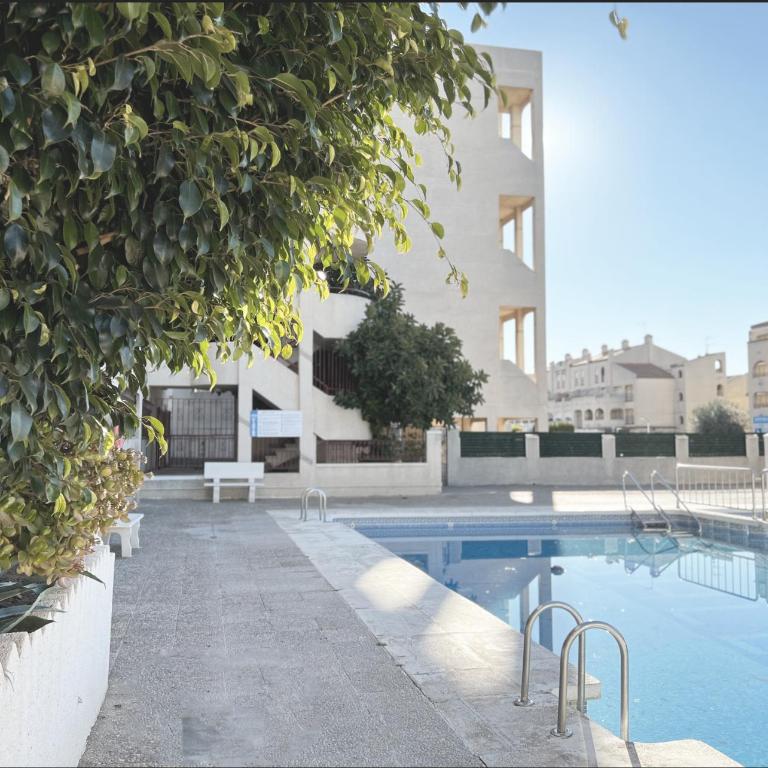 Apartamento reformado con terraza vistas al mar y a las piscinas de Magic World garaje y piscina frente a Balneario Aire acondicionadowifi - Appartement 2 Chambres - 11