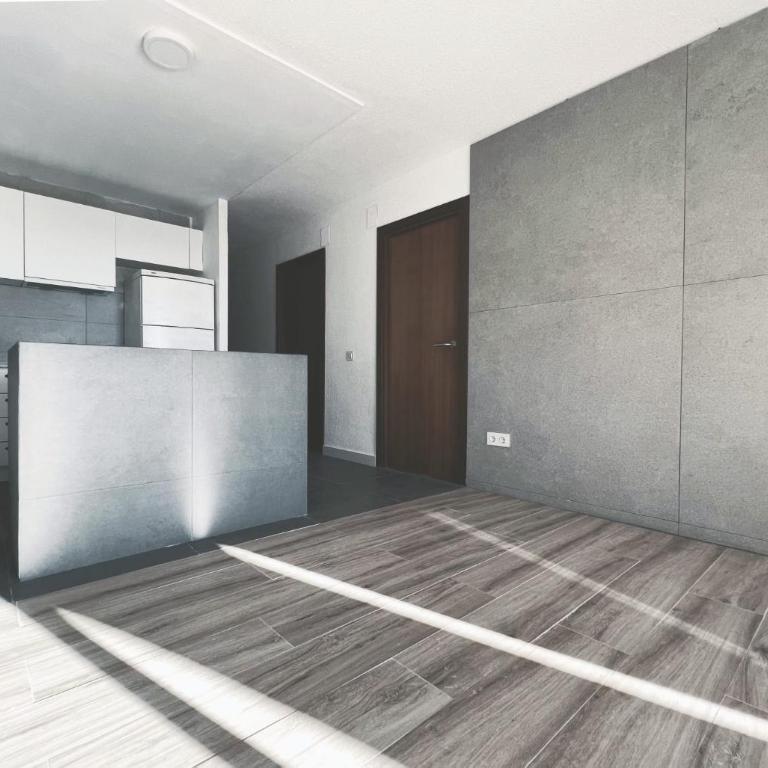 Apartamento reformado con terraza vistas al mar y a las piscinas de Magic World garaje y piscina frente a Balneario Aire acondicionadowifi - Appartement 2 Chambres - 12