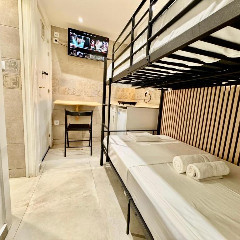 Nuevo Estudio con baño privado frente al metro BCN - Twin Room with Private Bathroom - 10