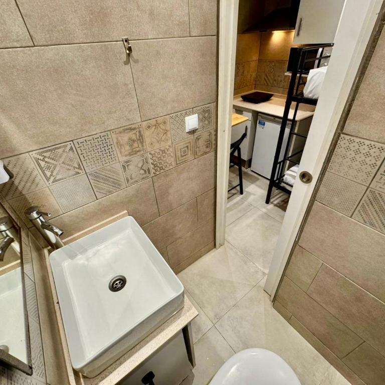 Nuevo Estudio con baño privado frente al metro BCN - Twin Room with Private Bathroom - 11