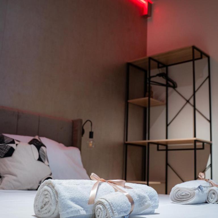 Moon Rooms By Celeste Rooms - Deluxe King Room - 10