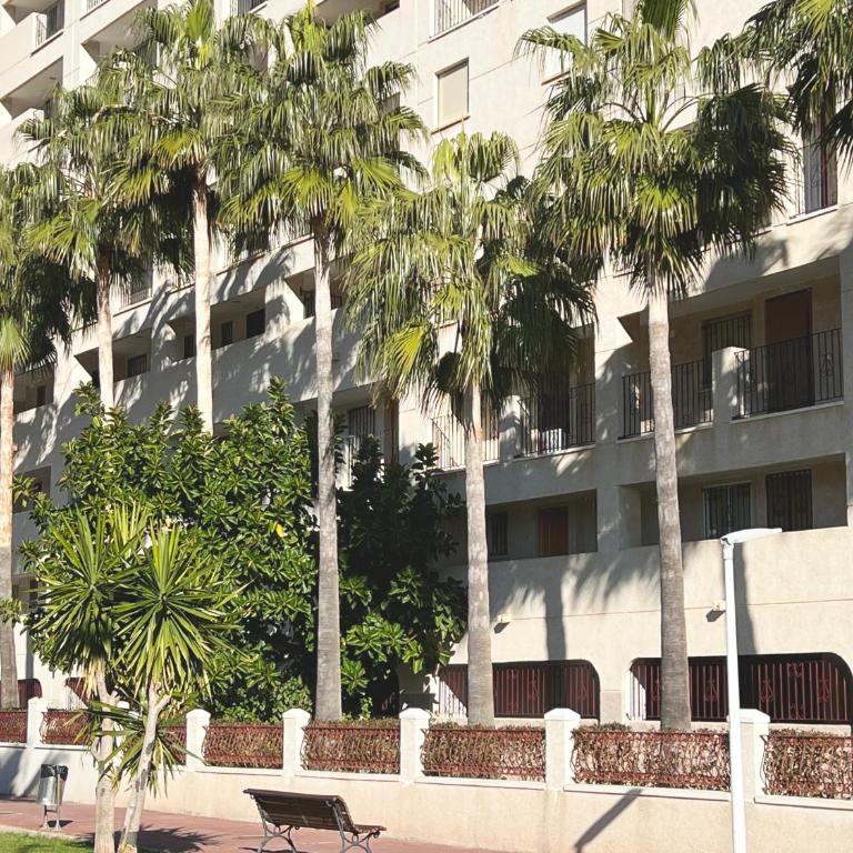 Apartamento reformado con terraza vistas al mar y a las piscinas de Magic World garaje y piscina frente a Balneario Aire acondicionadowifi - Appartement 2 Chambres - 10