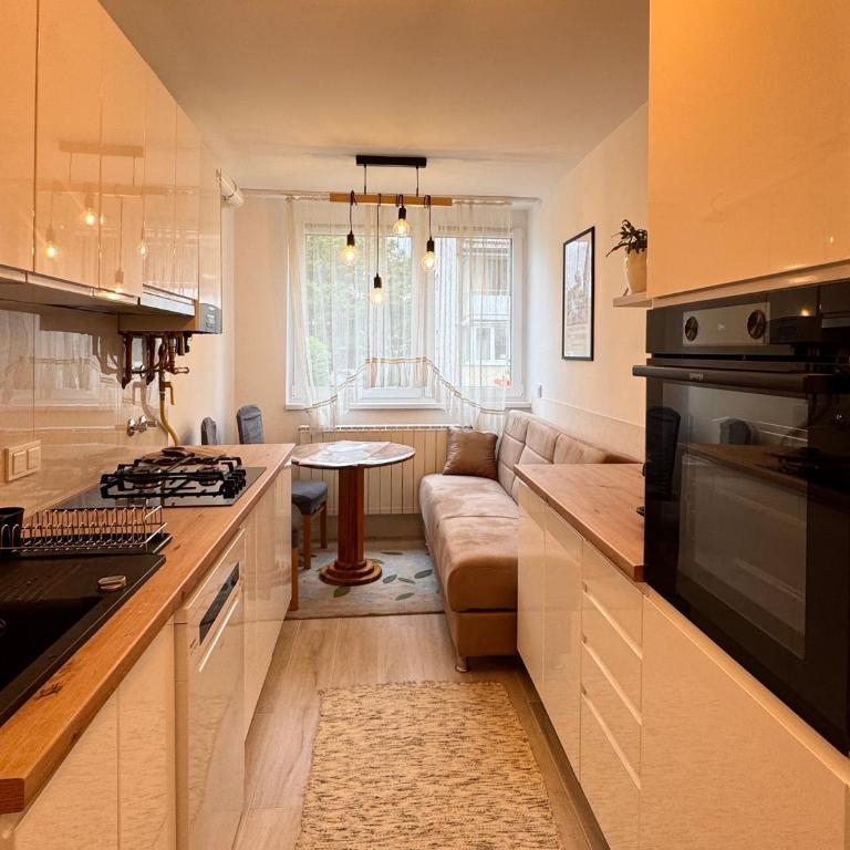 Rose Nest Airport Apartment - Balcony - Free Parking - Apartment - 3