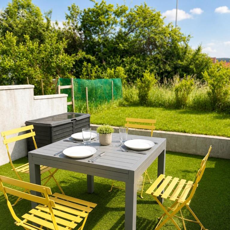 Appartement avec terrasse au calme- Marché 5 min - Two-Bedroom Apartment - 5