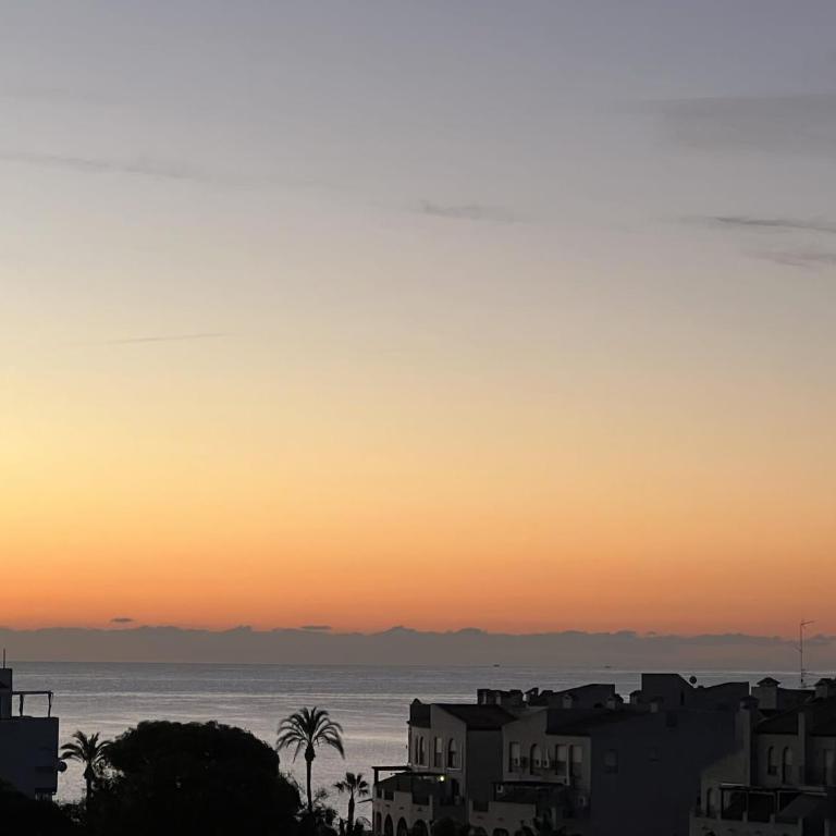 Apartamento reformado con terraza vistas al mar y a las piscinas de Magic World garaje y piscina frente a Balneario Aire acondicionadowifi - Appartement 2 Chambres - 4