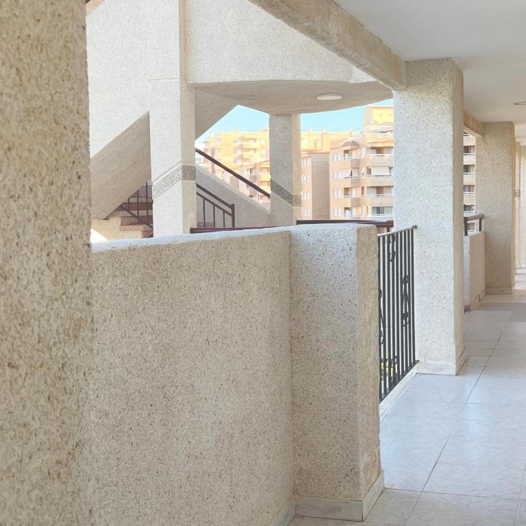 Apartamento reformado con terraza vistas al mar y a las piscinas de Magic World garaje y piscina frente a Balneario Aire acondicionadowifi - Appartement 2 Chambres - 21