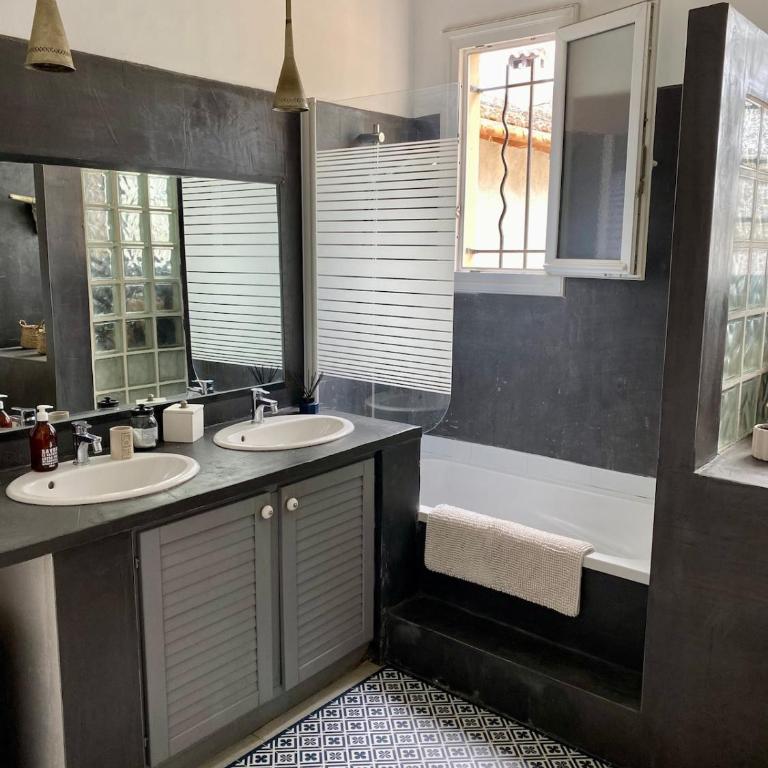 Belle maison de caractère au calme piscine - Villa - 28