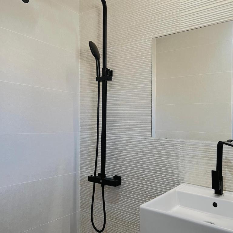 Apartamento reformado con terraza vistas al mar y a las piscinas de Magic World garaje y piscina frente a Balneario Aire acondicionadowifi - Appartement 2 Chambres - 22