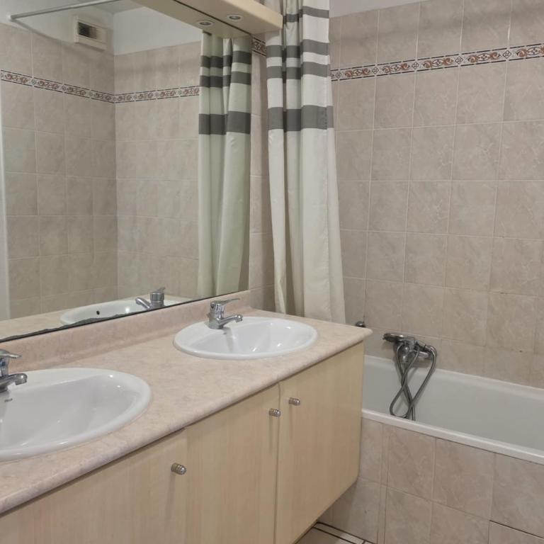 Air-conditioned apartment with pool near the cove - Apartment - 6