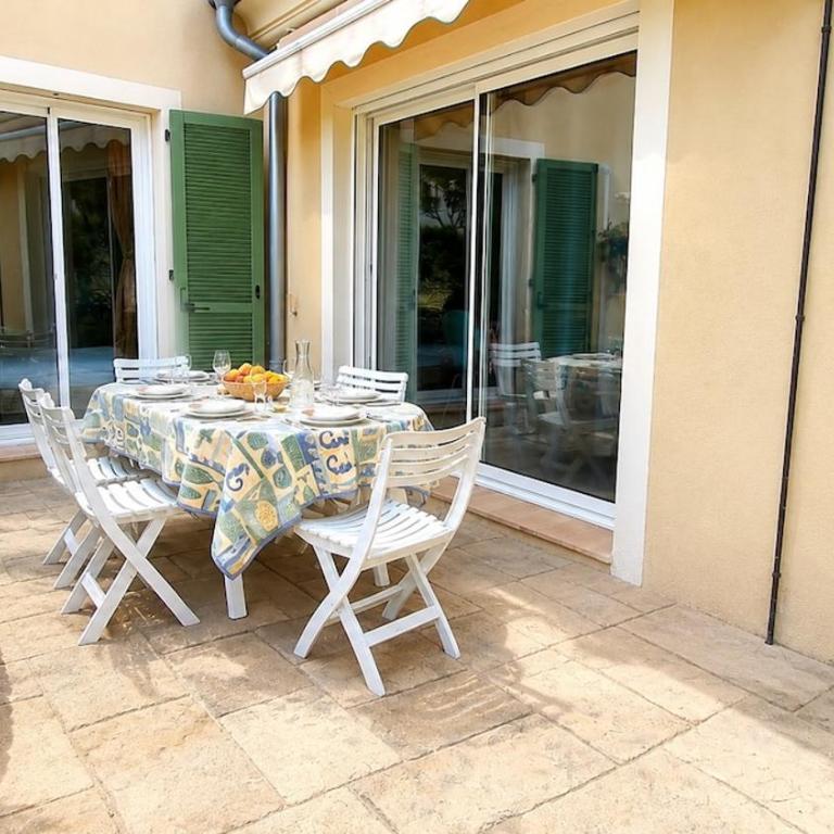Provençal gem - large garden in Beaulieu - 6min walk to the beach - Appartement 2 Chambres - 17