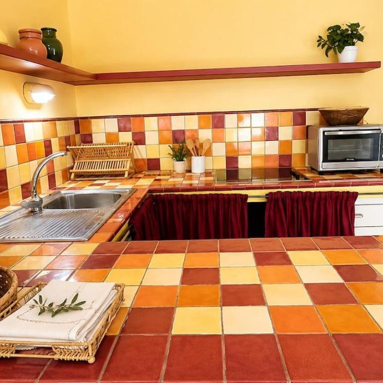 Provençal gem - large garden in Beaulieu - 6min walk to the beach - Appartement 2 Chambres - 19