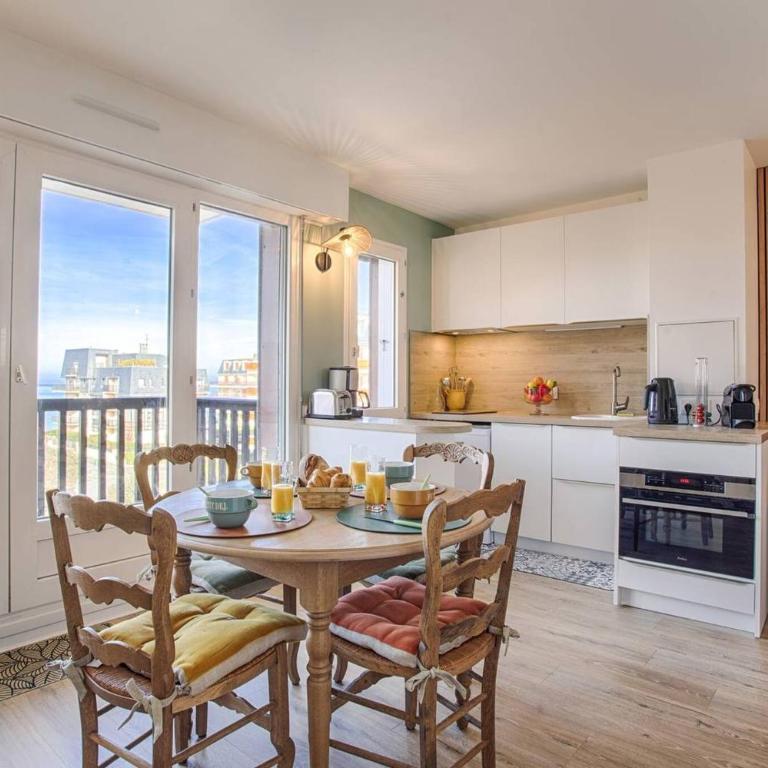 cabourg 2000, cabourg, 2 chambres avec bacon vue me - Two-Bedroom Apartment with Ocean View - 1