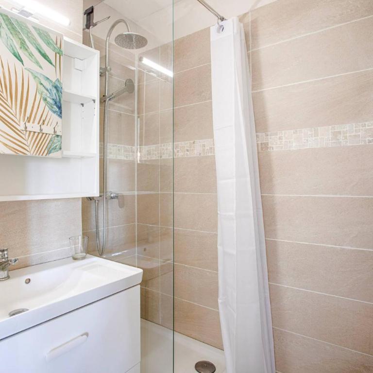 cabourg 2000, cabourg, 2 chambres avec bacon vue me - Two-Bedroom Apartment with Ocean View - 5