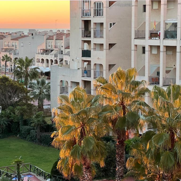 Apartamento reformado con terraza vistas al mar y a las piscinas de Magic World garaje y piscina frente a Balneario Aire acondicionadowifi - Appartement 2 Chambres - 9