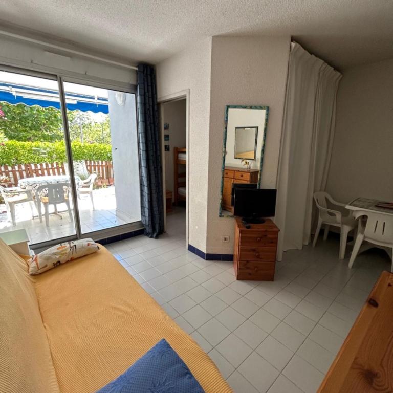 Vittoria Immobilier 4-REGLEMENT SUR PLACE -chèques vacances acceptés - One-Bedroom Apartment with Garden View - 2