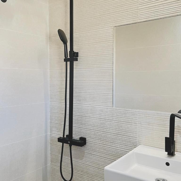 Apartamento reformado con terraza vistas al mar y a las piscinas de Magic World garaje y piscina frente a Balneario Aire acondicionadowifi - Appartement 2 Chambres - 20