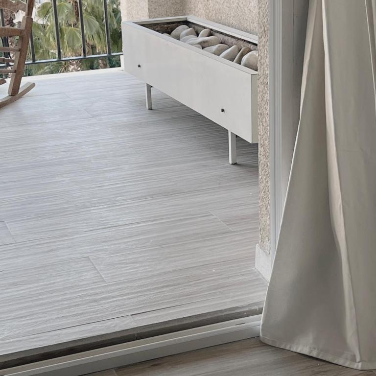 Apartamento reformado con terraza vistas al mar y a las piscinas de Magic World garaje y piscina frente a Balneario Aire acondicionadowifi - Appartement 2 Chambres - 16