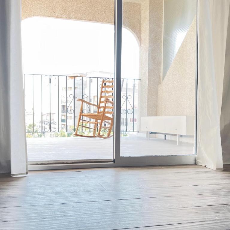 Apartamento reformado con terraza vistas al mar y a las piscinas de Magic World garaje y piscina frente a Balneario Aire acondicionadowifi - Appartement 2 Chambres - 17