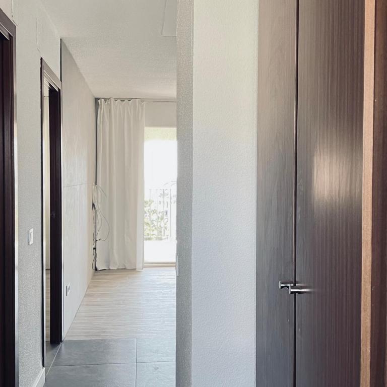 Apartamento reformado con terraza vistas al mar y a las piscinas de Magic World garaje y piscina frente a Balneario Aire acondicionadowifi - Appartement 2 Chambres - 13