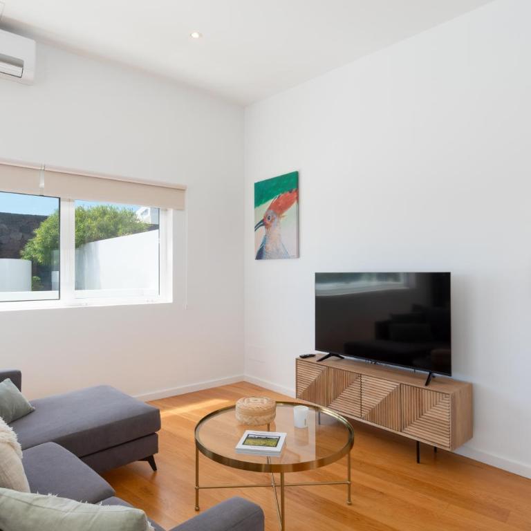 Ereza Villas Royal Deluxe Hoopoe- 9 - Three-Bedroom Apartment with Mountain View - 5