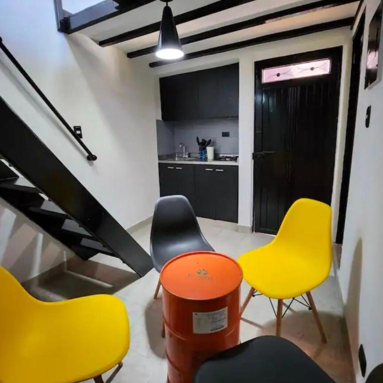 Floresta Chill Loft in Medellin wc Kitchen & AC - One-Bedroom Apartment - 3