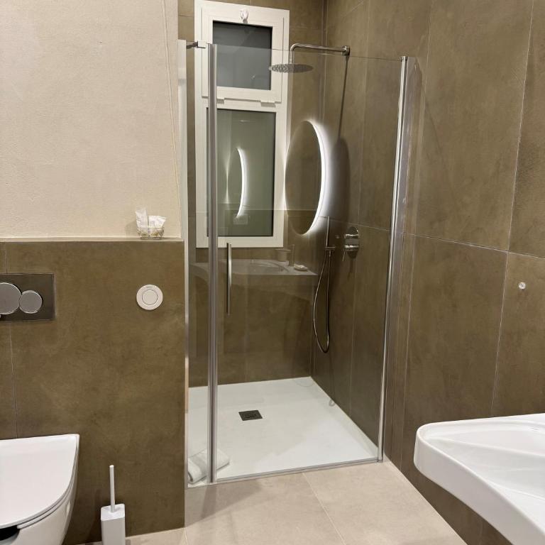 Florio's Guest House - King Room with Balcony - 1