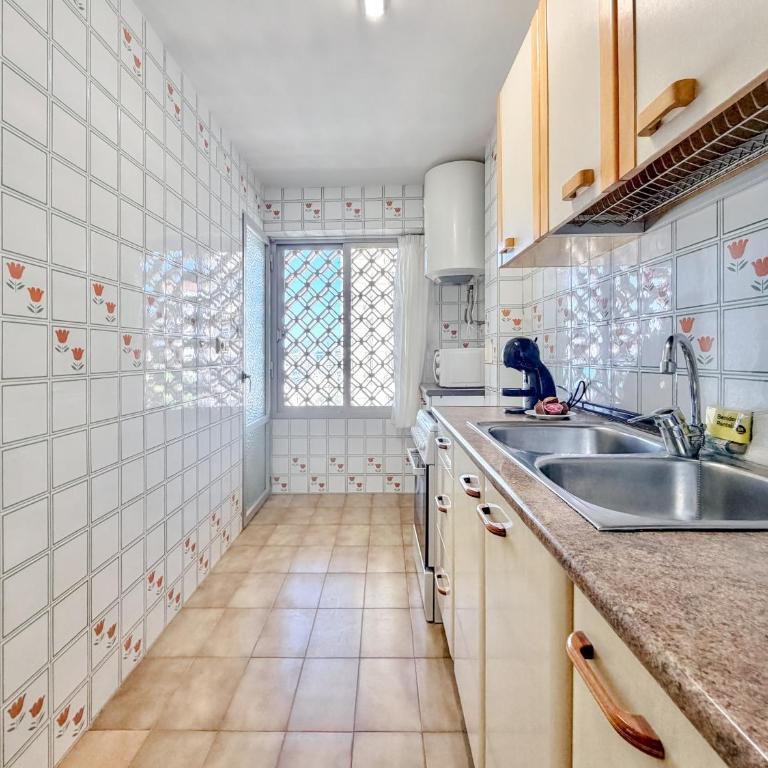 Seafront Beach Corner Apartment - Apartamento - 17
