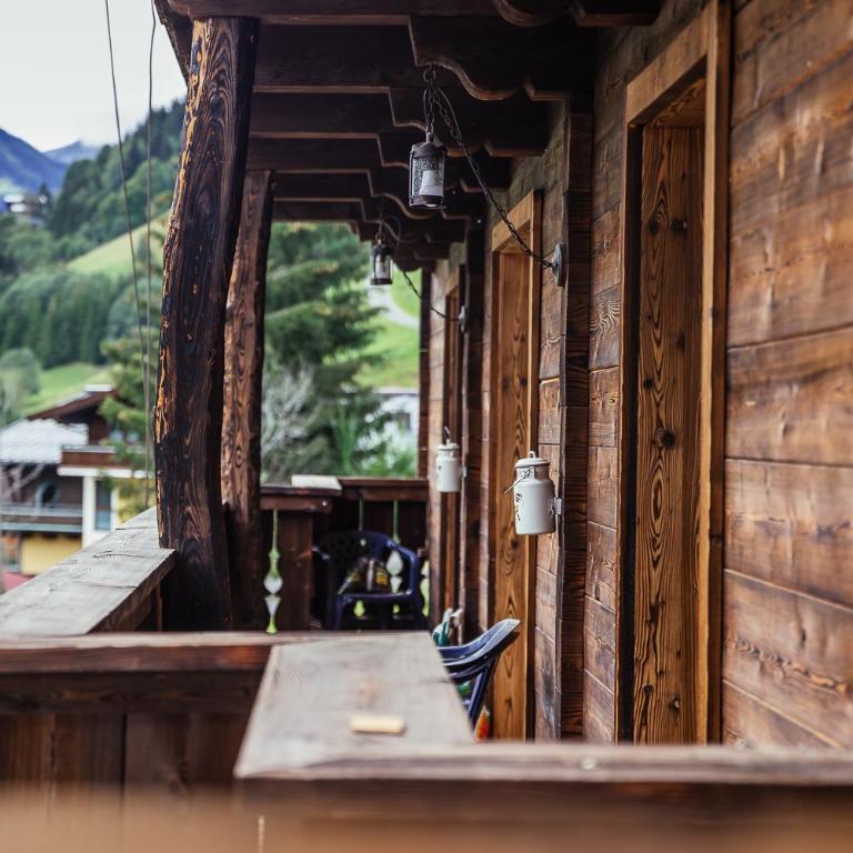 Pension Seighof - Geschichte zum Anfassen seit 1366 - regionales Frühstück & Halbpension - Skishuttle - Ski In - Bergpanorama - Deluxe Doppelzimmer mit Balkon - 6