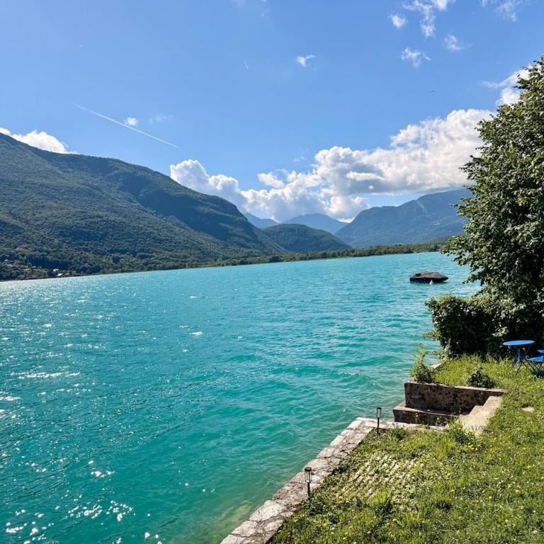 La cabane les pieds dans l'eau, accès direct au lac d'Annecy - Studio - 4