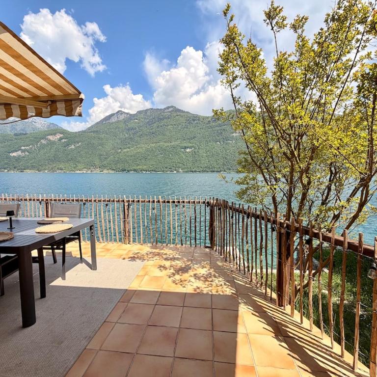 La cabane les pieds dans l'eau, accès direct au lac d'Annecy - Studio - 11