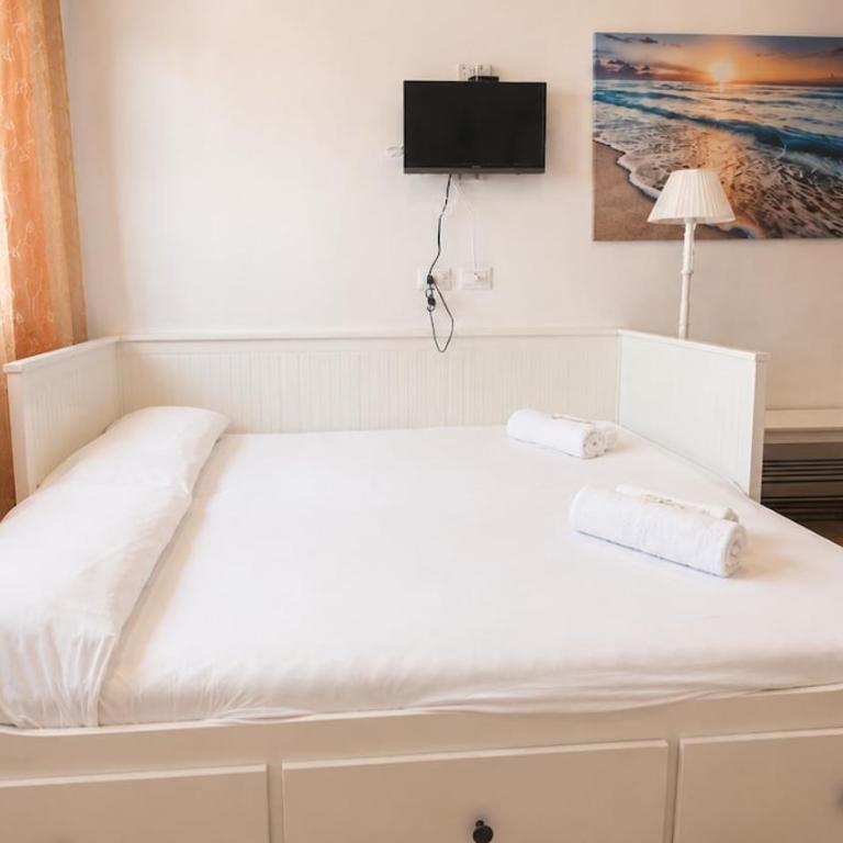 Steps from the Sea - The Mondial Suite - ML - Studio Lit King-Size - 3